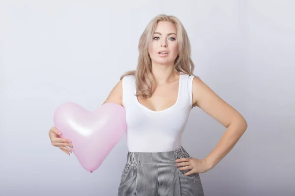 Glücklich Schöne Blonde Frau Hält Rosa Herz Ballon Ihren Händen — Stockfoto