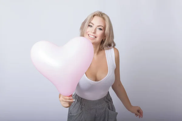 Glücklich Schöne Blonde Frau Hält Rosa Herz Ballon Ihren Händen — Stockfoto
