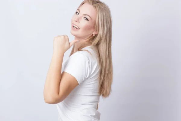 Portret Van Beautifl Blonde Vrouw Wit Overhemd Grijze Achtergrond Wijzende — Stockfoto