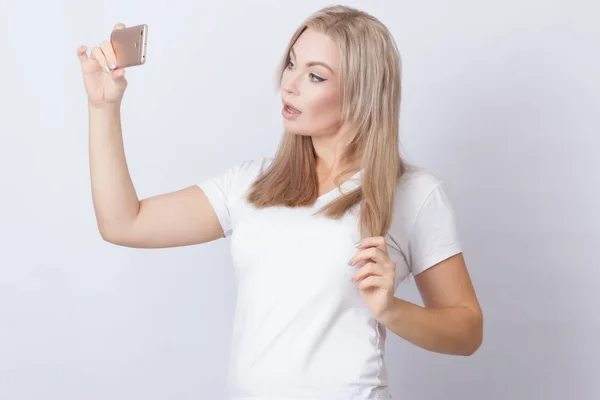 Photo Portrait Beautiful Blonde Woman Long Hair Smiling Taking Selfie — Stock Photo, Image