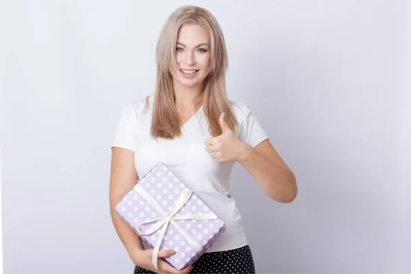 Mulher Loira Bonito Feliz Com Caixa Presente Sua Mão Sobre — Fotografia de Stock