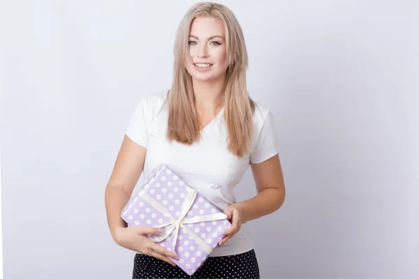 Mulher Loira Bonito Feliz Com Caixa Presente Sua Mão Sobre — Fotografia de Stock