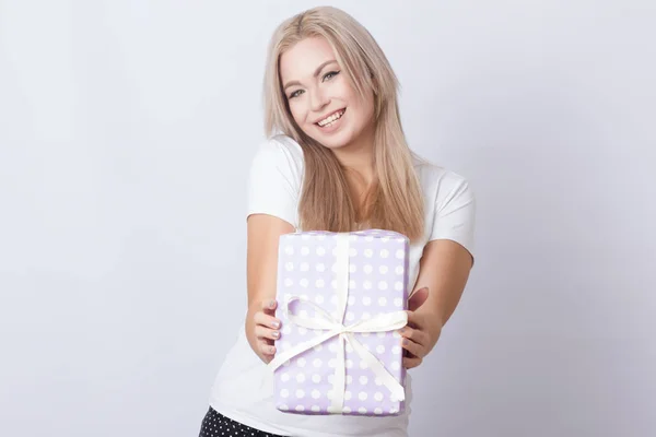 Feliz Mulher Loira Bonito Com Caixa Presente Sua Mão Sobre — Fotografia de Stock