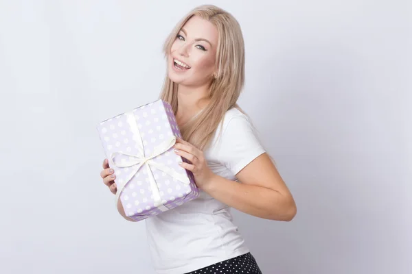 Mujer Rubia Linda Feliz Con Caja Regalo Mano Sobre Fondo — Foto de Stock