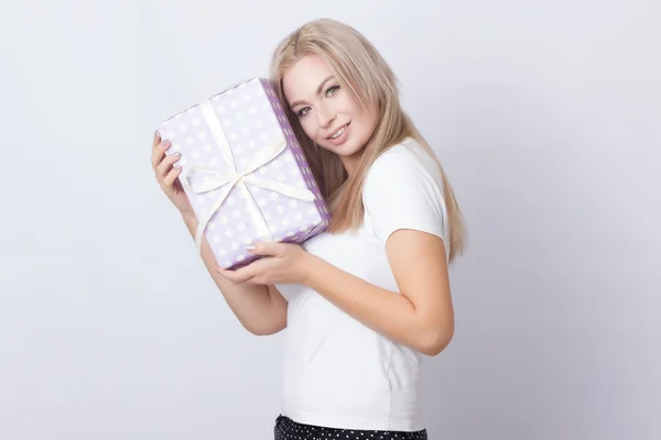 Mujer Rubia Linda Feliz Con Caja Regalo Mano Sobre Fondo — Foto de Stock