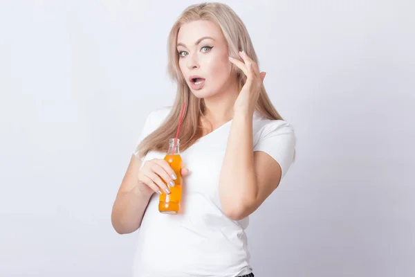 Estúdio Foto Retrato Mulher Loira Bonito Com Garrafa Com Refrigerante — Fotografia de Stock