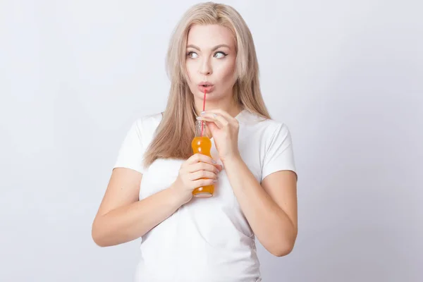 Studio Photo Portrait Cute Blonde Woman Bottle Soda Her Hands — Stock Photo, Image