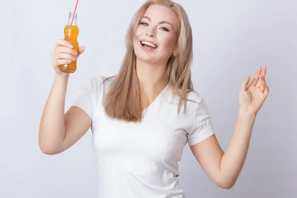 Studioporträt Der Netten Blonden Frau Mit Flasche Mit Limonade Den — Stockfoto