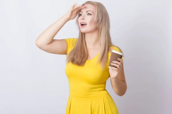 Sevimli Sarışın Kadın Kahve Fincanı Onun Elinde Tutan Sarı Elbiseli — Stok fotoğraf