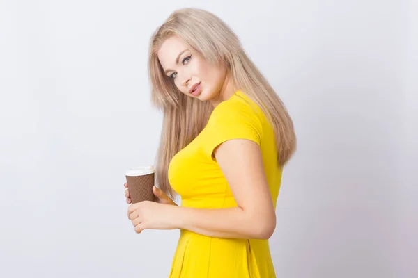 Mulher Loira Bonito Vestido Amarelo Segurando Xícara Café Suas Mãos — Fotografia de Stock