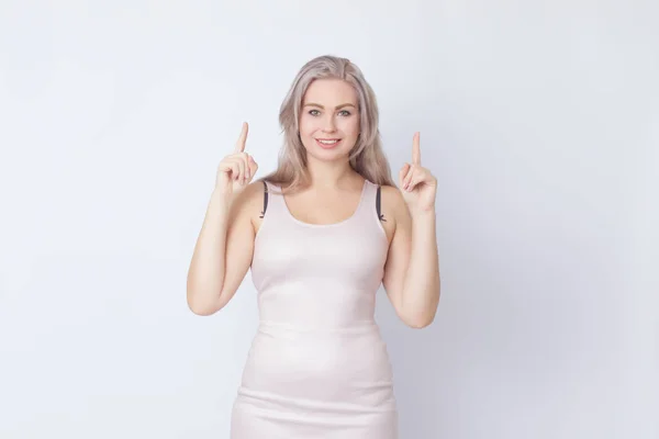 Studioporträt Einer Blonden Frau Beigem Kleid Vor Weißem Hintergrund Sie — Stockfoto