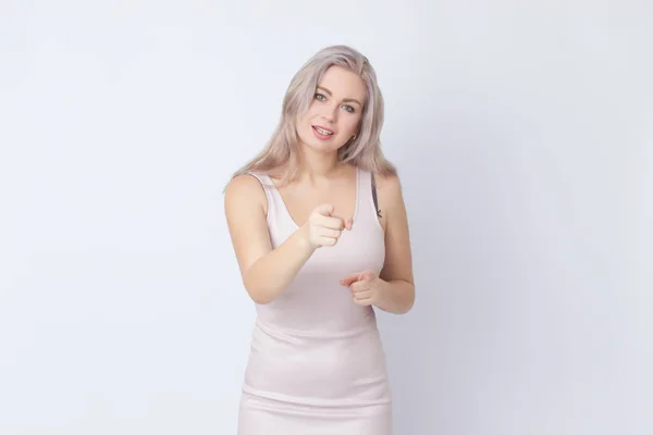 Studioporträt Einer Blonden Frau Beigem Kleid Vor Weißem Hintergrund Sie — Stockfoto