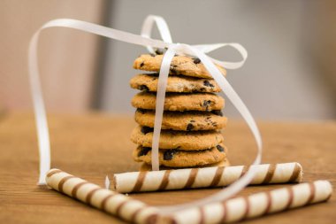 Çikolatalı kurabiye bir kurdele ile bağlanmış bir yığın