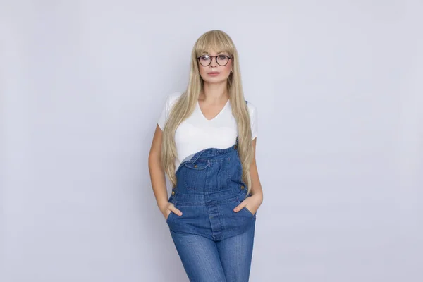 Zoete Jonge Blonde Vrouw Jeans Amerikaanse Overalls Bril Met Gands — Stockfoto