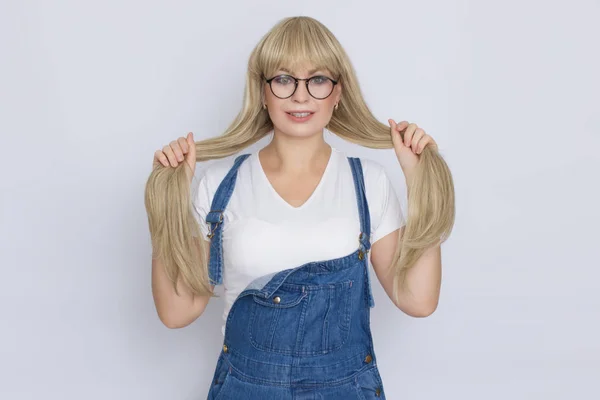 Doce Mulher Loira Bonita Com Cabelos Muito Longos Macacão Jeans — Fotografia de Stock