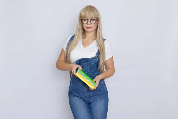 Estúdio Retrato Uma Bela Jovem Loira Macacão Jeans Azul Óculos — Fotografia de Stock