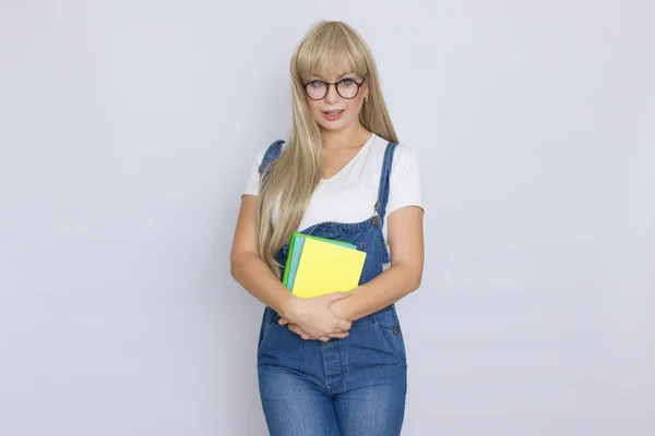 Estúdio Retrato Uma Bela Jovem Loira Macacão Jeans Azul Óculos — Fotografia de Stock