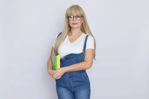 Estúdio Retrato Uma Bela Jovem Loira Macacão Jeans Azul Óculos — Fotografia de Stock