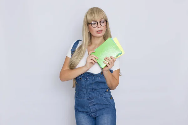 Estúdio Retrato Uma Bela Jovem Loira Macacão Jeans Azul Óculos — Fotografia de Stock