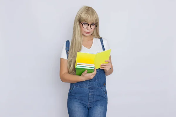 Estúdio Retrato Uma Bela Jovem Loira Macacão Jeans Azul Óculos — Fotografia de Stock