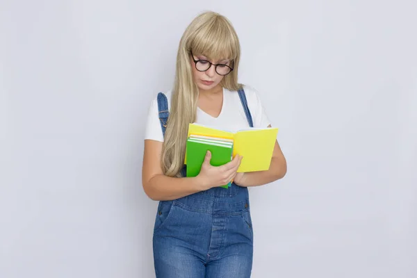 Estúdio Retrato Uma Bela Jovem Loira Macacão Jeans Azul Óculos — Fotografia de Stock