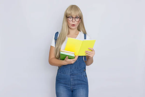 Estúdio Retrato Uma Bela Jovem Loira Macacão Jeans Azul Óculos — Fotografia de Stock