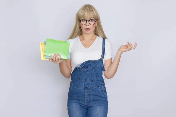 Estúdio Retrato Uma Bela Jovem Loira Macacão Jeans Azul Óculos — Fotografia de Stock