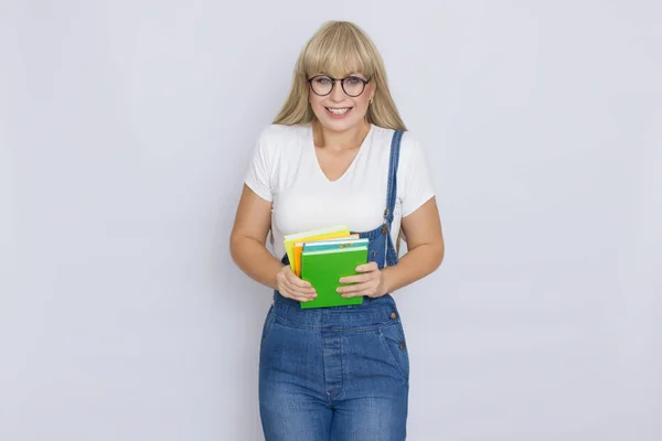 Estúdio Retrato Uma Bela Jovem Loira Macacão Jeans Azul Óculos — Fotografia de Stock