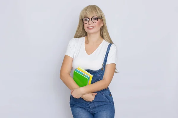 Estúdio Retrato Uma Bela Jovem Loira Macacão Jeans Azul Óculos — Fotografia de Stock