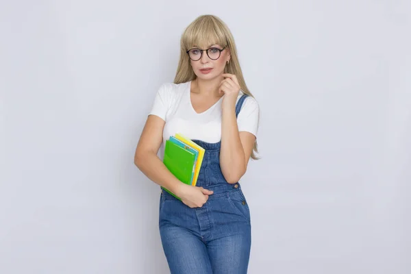 Estúdio Retrato Uma Bela Jovem Loira Macacão Jeans Azul Óculos — Fotografia de Stock