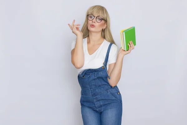 Estúdio Retrato Uma Bela Jovem Loira Macacão Jeans Azul Óculos — Fotografia de Stock