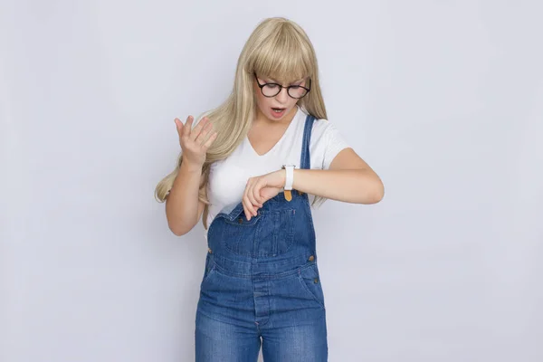 Loira Jovem Bonito Com Cabelo Comprido Macacão Jeans Óculos Rapariga — Fotografia de Stock