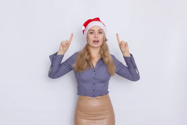 Obchodní Žena Červené Vánoční Santa Hat Usměvavá Blondýnka Nad Bílým — Stock fotografie