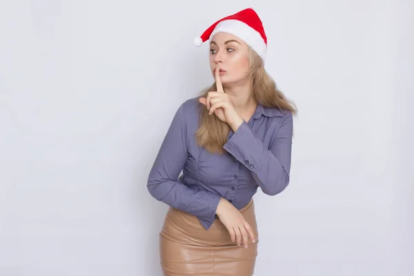 Obchodní Žena Červené Vánoční Santa Hat Usměvavá Blondýnka Nad Bílým — Stock fotografie