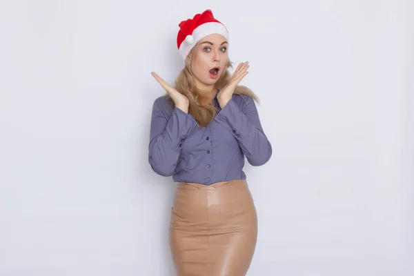 Obchodní Žena Červené Vánoční Santa Hat Usměvavá Blondýnka Nad Bílým — Stock fotografie