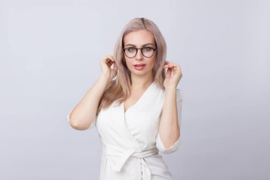 Gözlüklü beyaz arka plan üzerinde duran güzel iş kadın görüntüsünü