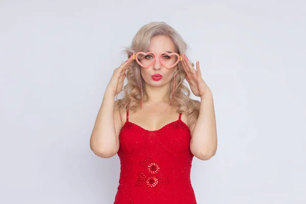 Portrét Veselá Mladá Blond Žena Červené Šaty Srdce Brýle Stojí — Stock fotografie