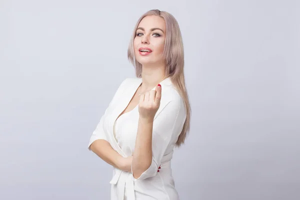 Foto Encantadora Mujer Rubia Con Vestido Blanco Sonriendo Mientras Está — Foto de Stock