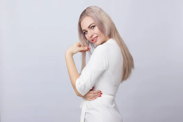 Zdjęcie Uroczy Kobieta Blonde Noszenie Białej Sukni Uśmiechający Się Stojąc — Zdjęcie stockowe
