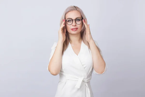 Imagem Bela Mulher Negócios Sobre Fundo Branco Usando Óculos — Fotografia de Stock