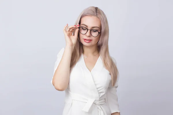 Gözlüklü Beyaz Arka Plan Üzerinde Duran Güzel Kadın Görüntüsünü — Stok fotoğraf