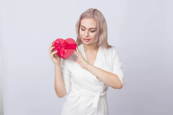 Día San Valentín Encantadora Mujer Rubia Linda Vestido Blanco Hermosa — Foto de Stock