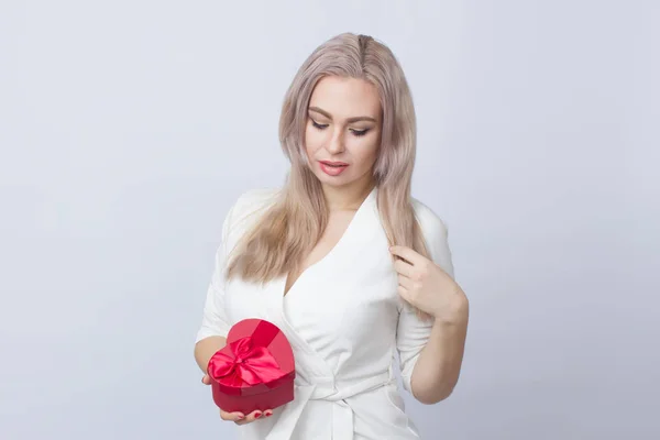 Valentin Nap Kedves Aranyos Szőke Fehér Ruhában Gyönyörű Női Piros — Stock Fotó