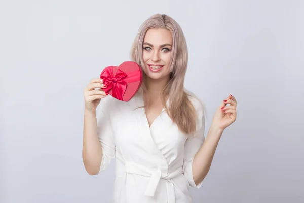 Valentinstag Charmante Süße Blonde Frau Weißem Kleid Schöne Hündin Mit — Stockfoto
