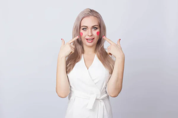 Retrato Estudio Una Mujer Pelo Rubio Mostrando Corazones Rojos Sus —  Fotos de Stock