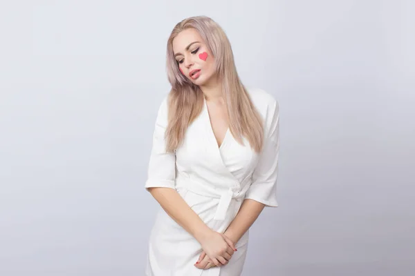 Portret Studio Atrakcyjny Blond Kobieta Serca Jej Policzki Stojąc Nad — Zdjęcie stockowe