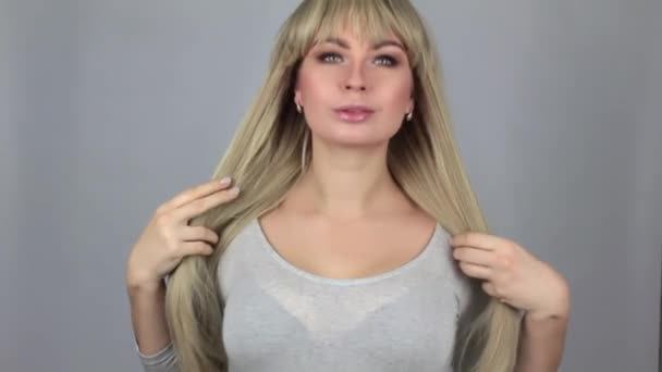 Mulher Bonita Loira Endireita Cabelo Longo Fundo Branco — Vídeo de Stock