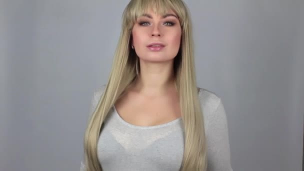 Χαμογελώντας Όμορφη Γυναίκα Ξανθιά Ισιώνει Μακριά Μαλλιά Λευκό Φόντο — Αρχείο Βίντεο