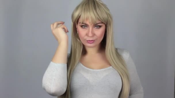Усміхнена Красива Жінка Блондинка Вирівнює Довге Волосся Білому Тлі — стокове відео