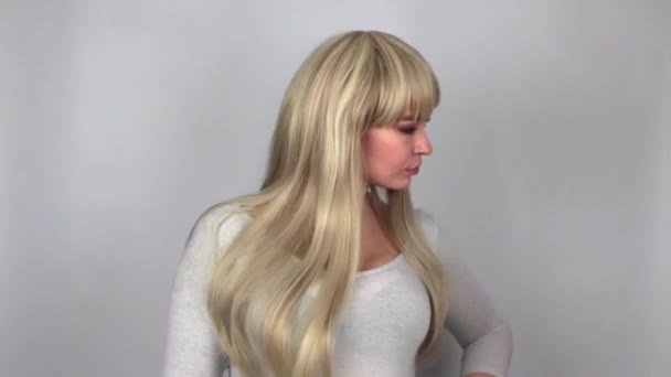 Femme Blonde Regardant Autour Voir Quelqu Heureux Voir Isolé Sur — Video